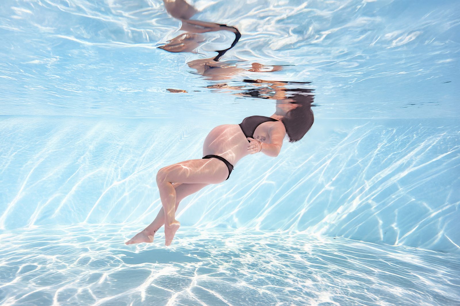 Femme enceinte sous l'eau, voile rouge — grossesse aquatique Landes