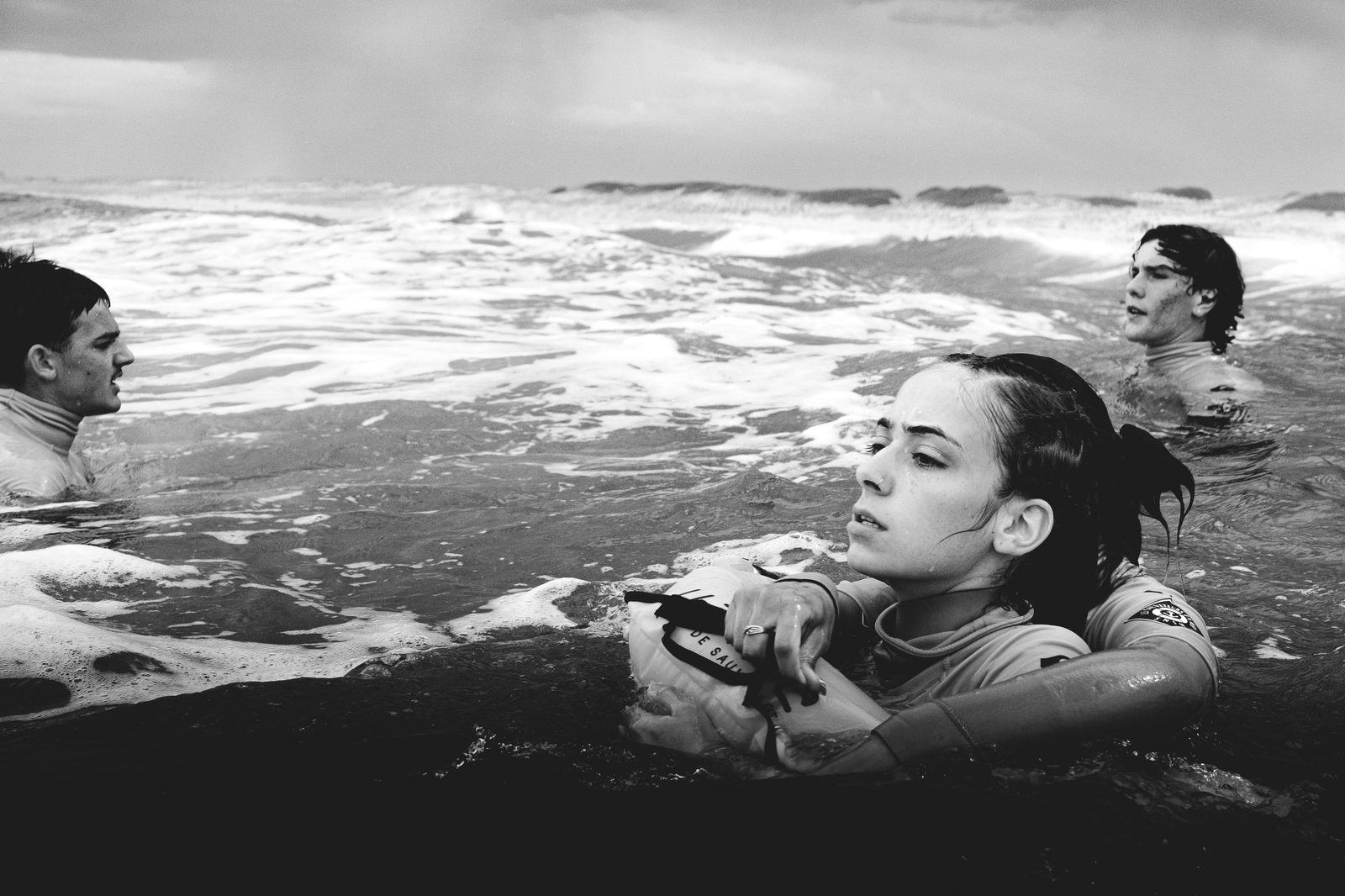 Sauveteurs dans les vagues, noir et blanc — reportage océan