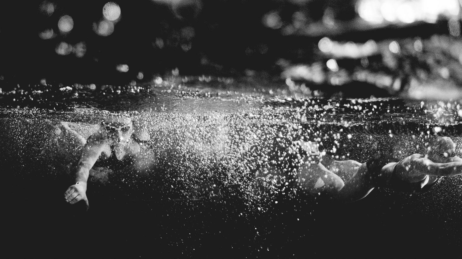 Tirage d'art noir et blanc — nageur sous l'eau dans un nuage de bulles