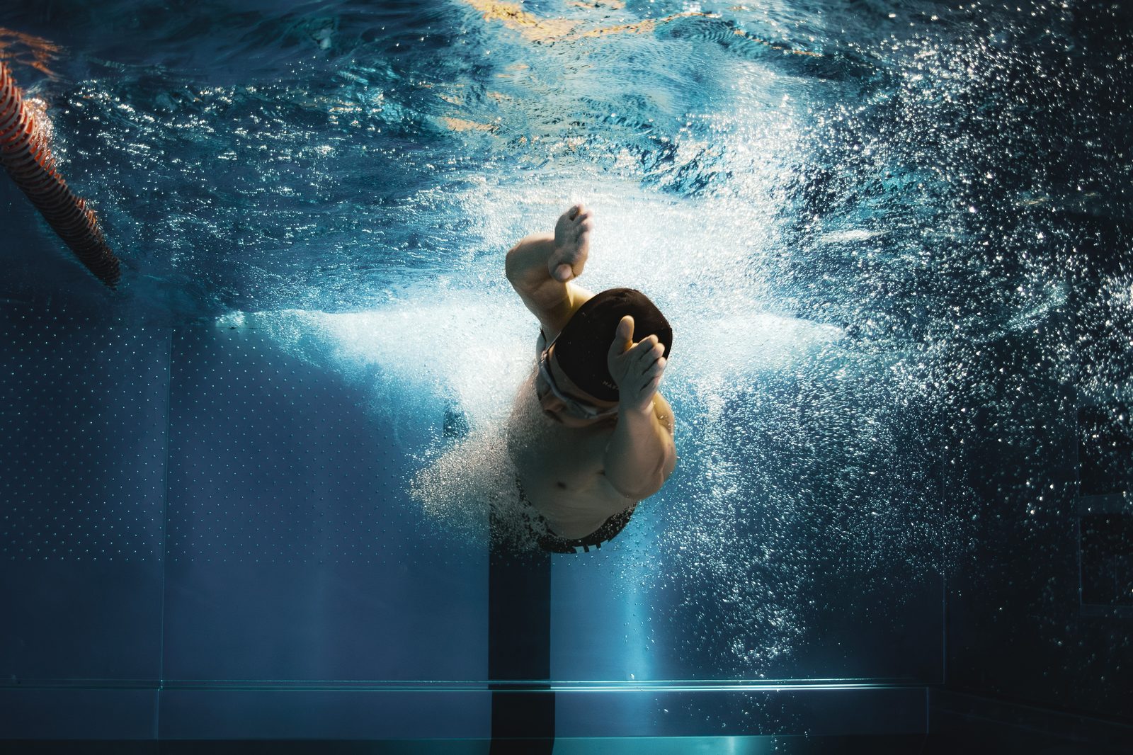 Plongeon sous l'eau, explosion de bulles