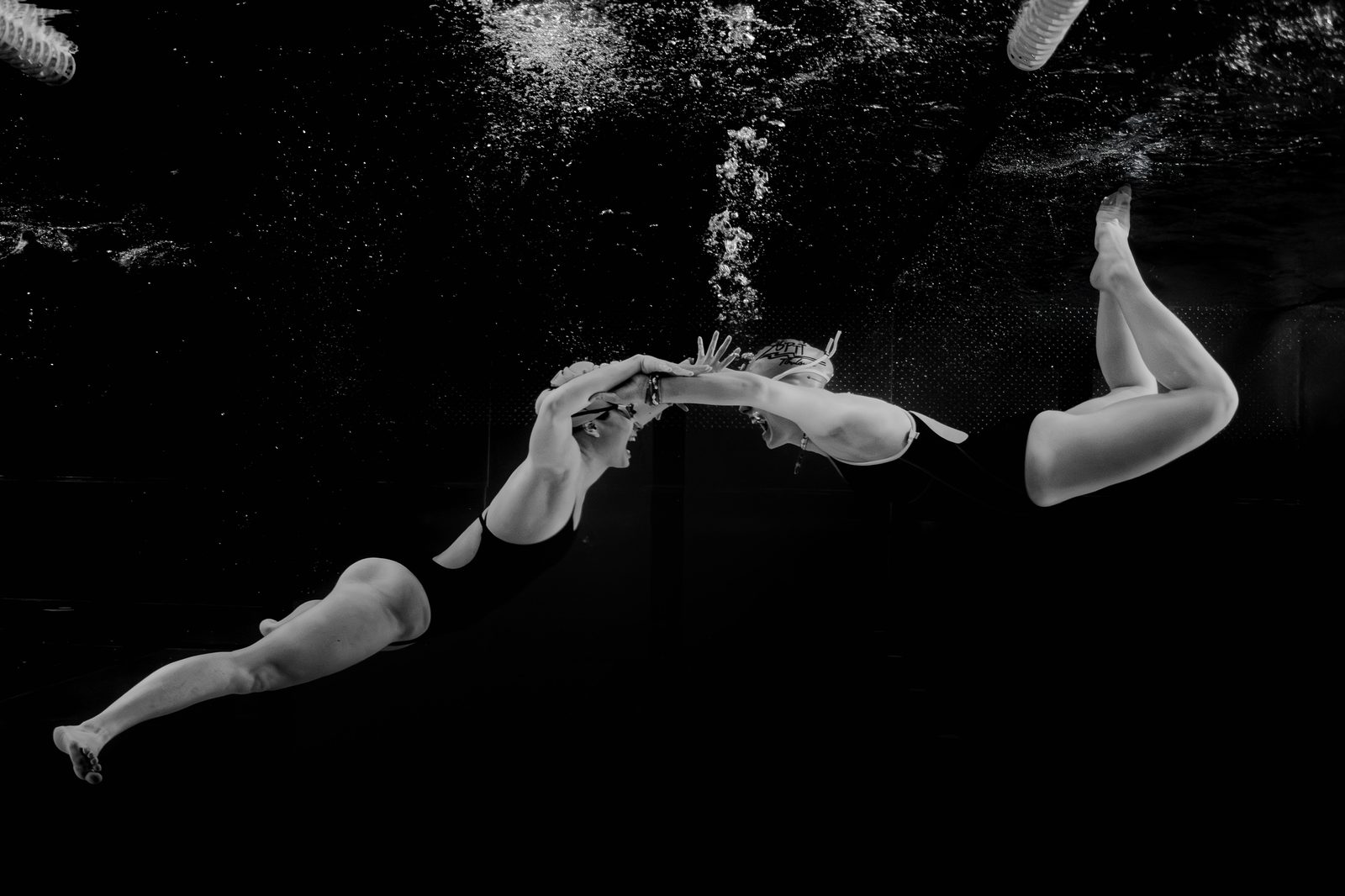 Tirage d'art noir et blanc — corps en apesanteur sous l'eau
